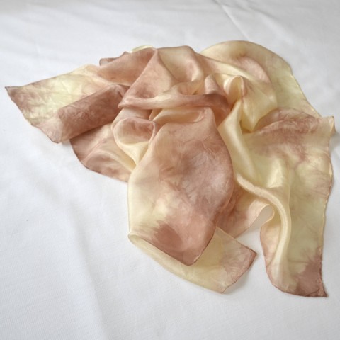 Batikovaný hedvábný šátek žlutobéžo hnědá béžová hedvábí šátek hodváb žlutobéžová 