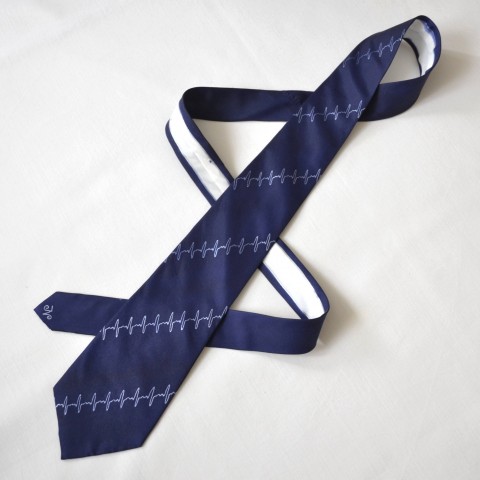 Kravata s EKG křivkou - tm. modrá modrá hedvábí stříbrná kravata kontura lékařská doktor lékař modrostříbrná křivka ekg doktorská 