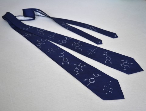 Tmavě modrá kravata s molekulami modrá bílá hedvábí perleťová kravata hedvábná chemie kofein molekuly molekula etanol chemická 
