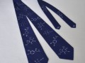 Tmavě modrá kravata s molekulami