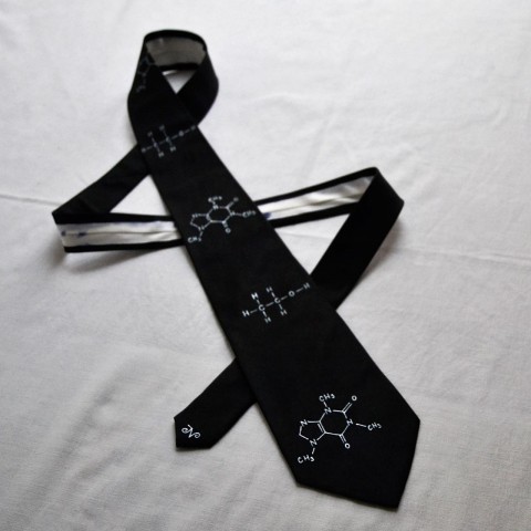 Kravata s molekulami - černá bílá černá hedvábí perleťová kravata hedvábná chemie kofein molekuly molekula etanol chemická 