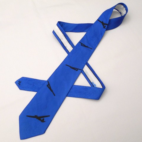 Tmavší modrá kravata s letadly modrá černá hedvábí kravata hedvábná letadlo letadla 