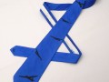 Tmavší modrá kravata s letadly