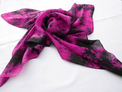 Batikovaný hedvábný šátek tmavě růž růžová batika černá hedvábí šátek strakatý tmavorůžová batikovaný magenta tmavěrůžová hodváb 