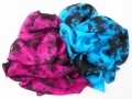 Batikovaný hedvábný šátek tmavě růž