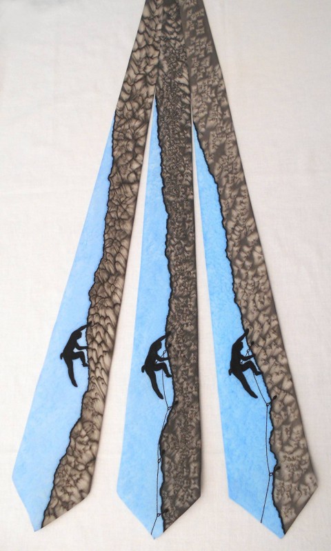 Hedvábná kravata (nejen) pro horole modrá bílá černá šedá hedvábí kravata skála kontura horolezec 