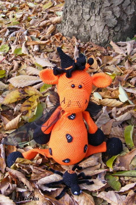 Žirafka Haloweenka s pavúčikom žirafa pavouk dekorace oranžová vánoce klobouk narozeniny hračky zvířata dárky pavučina haloween překvapení deti 