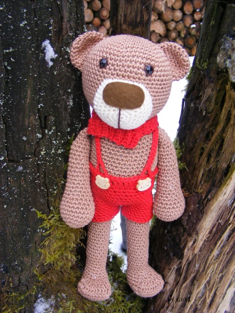 Medvedík Teodor červený červená dekorace zelená vánoce narozeniny medvídek hračky kalhoty zvířata dárky hnedá hry deti 