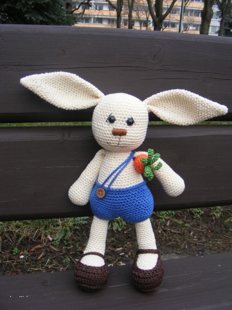 Zajačik s mrkvičkou dekorace modrá velikonoce zajíc béžová uši hračky zvířata tráva deti 
