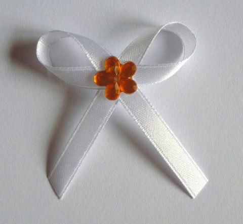 Bílé vývazky s oranžovou kytkou mašle svatba kytička kytka mašlička svatební mašličky vonička vývazky vývazek voničky 