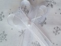 Bílé svatební vývazky s perličkou