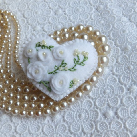 Brož - S-něžné srdíčko brož srdce dárek srdíčko bílá filc pro radost na sako filcová na kabelku srdce z lásky 