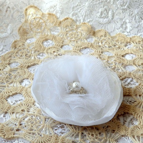 Bílá brož originální elegantní bílá tyl látka něžná satén nadýchaná svatební romantická slavnostní ženich módní doplněk pro nevěstu pro družičku spona do vlasů květinová brož 
