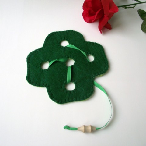 Provlékačka - čtyřlístek zelená fialová hračka housenka na hraní zelí pro batole provlékačka pro mimi pro děti od 2 let 