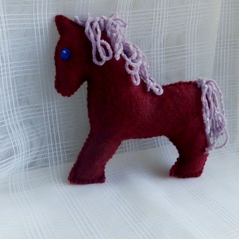 Kůň, koníček, koník bordó červená kůň koník fialová růžová koníček lila mazlík mazlíček hajánek na hraní pro děti pro miminko bordová muchláček pro mimi hračka. hračky 