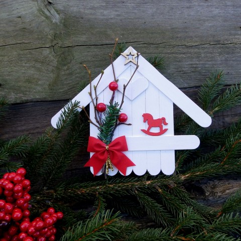 Chaloupka s koníkem - dekorace vánoce bílá vánoční domeček chaloupka na zeď na dveře za okno 