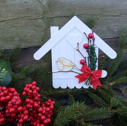 Dekorace - chaloupka s ptáčkem vánoce bílá vánoční domeček chaloupka na zeď na dveře za okno 
