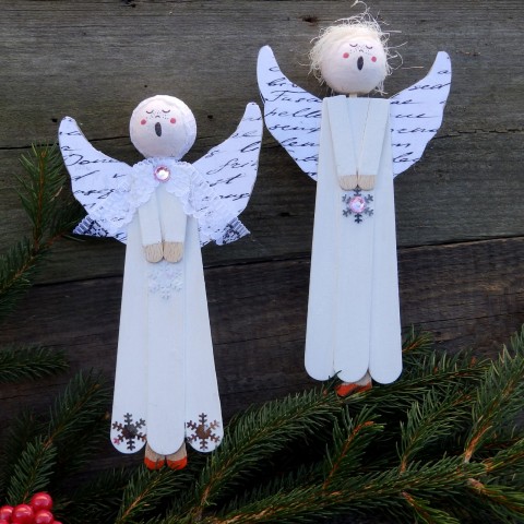 Anděl, andělíček, dekorace vánoce bílá vánoční domeček chaloupka na zeď na dveře za okno 