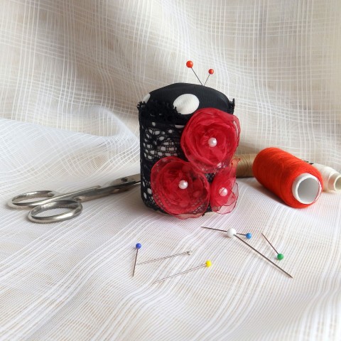 Jehelníček - vlčí mák červená šití černá krajka hedvábí jehelníček švadlena na jehly na špendlíky 