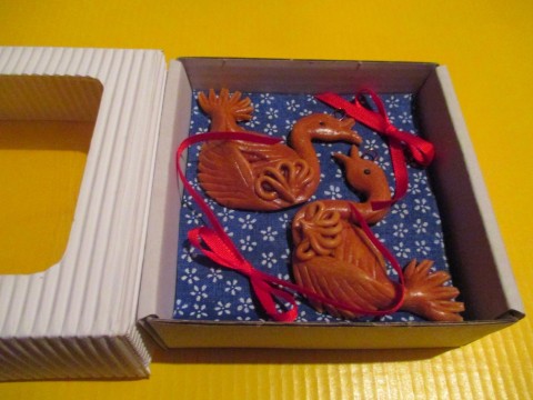 Dvě labutě v dárkové krabičce ptáci labuť labutě vizovické pečivo 