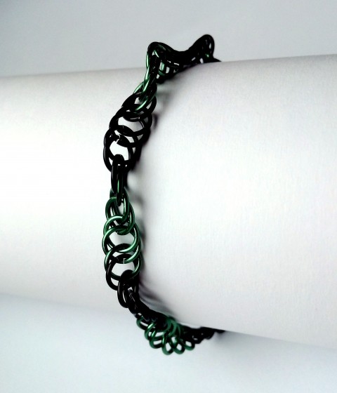 Temná spirála náramek zelená podzim zelený černá temný spirála kroužkované eloxovaný kroužky kroužkování chainmaille hliník černý tmavé handmade temná zatočené eloxované zatočený 