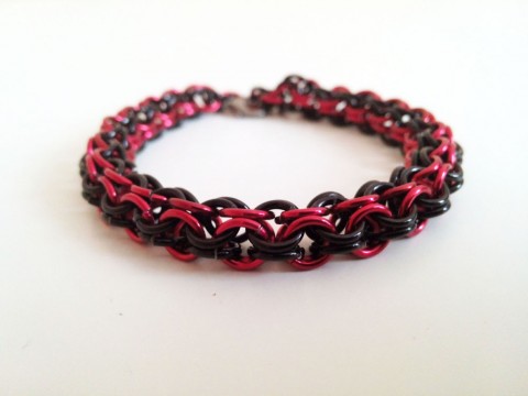 Dokola I. červená originální elegantní černá elegance kroužky kroužkování chainmaille hliník kroužkovaný výrazné jemný kroužek handmade eloxované prolínání vazba propojení propojený spojený 