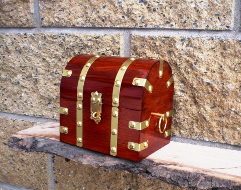 Pokladnička s ozdobnou petlicí dárek krabička pirát svatba pokladnička peníze truhlička truhla 