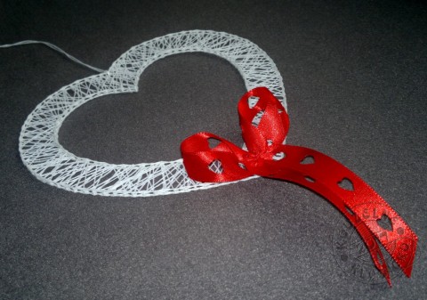 Srdíčko s červenou mašlí srdce dekorace dárek stuha mašle srdíčko bavlna láska romantika valentýn girlanda bavlnka škrob svátek matek srdíčko k valentýnu valentýnské srdíčko srdíčko z lásky 