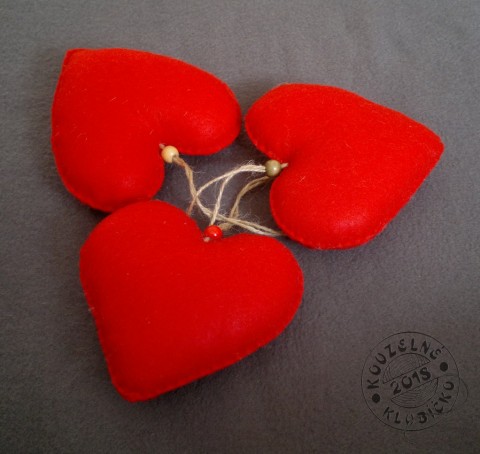 Srdíčko z filcu 13 cm závěsné srdce dekorace dárek srdíčko bavlna láska háčkování valentýn příze škrob svátek matek srdíčko k valentýnu srdíčko z lásky 