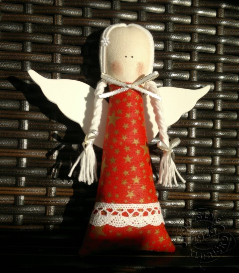 Andělka zlaté hvězdičky na červené vánoce anděl andílek andělíček andělka křidélka vánoční dekorace vánoční dárek šitý anděl 