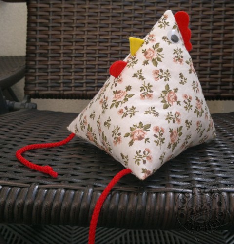 Slepička sedící 13 cm s růžičkami dekorace dárek bavlna jaro velikonoce slepice velikonoční kvočna slepička slepičky 