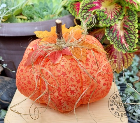 Šitá dýně ORANŽOVÁ S KYTIČKAMI dekorace podzim dýně halloween podzimní dekorace halloweenská dekorace dýnička šitá dýně 