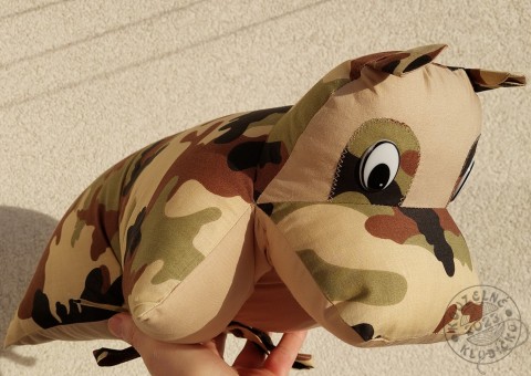 Polštářek Hrošík Pouštní bouře dekorace hroch hrošík motiv obdélník tvar na spaní do pokojíčku maskáče dětský polštářek vojenský polštář. polštářek maskovaný 