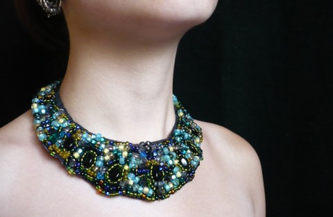 Vyšívaný náhrdelník JARO jaro výšivka šité lesk luxus výrazné vyšívané extravagance ecxtravagantní 