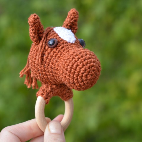 Háčkované hrkátko koníka - návod kůň koník háčkování háčkované zoo návod crochet návod na háčkování pattern návod na hračku hrkátko 