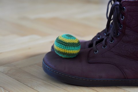 Hakisák tráva háčkování hra hakisák míček balónek žonglování crochet footbag venku freestyle na ven háčkuji hakisáky hakysak 