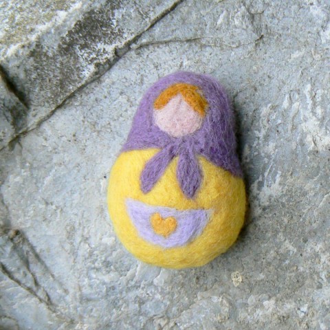 Matrjoška - žlutá s fialovou brož kámen panenka fialová srdíčko žlutá šedá brožka lila plstění bábuška matrjoška rusko matryjoška ruský 