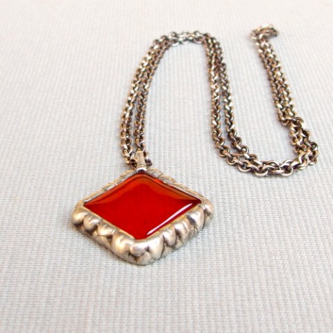 Cínovaný náhrdelník červený náhrdelník cínovaný fungové sklo 