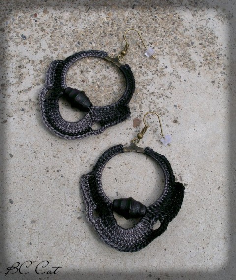 Háčkované náušnice - černé šperk doplněk náušnice háčkování retro barvy léto duha příze perlovka 