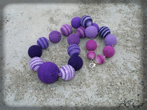 Lila - náhrdelník šperk náhrdelník doplněk kuličky fialová háčkovaný retro duhový lila veselý korále borůvky fialky hravý nápadný žíhaný purple 