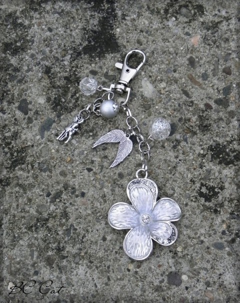 Pestrobarevné kvítí (stříbrná) přívěsek korálky doplněk květina květ ozdoba kytka karabinka třásně kulička štras na tašku 