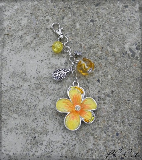 Pestrobarevné kvítí (žlutá) přívěsek korálky doplněk květina květ ozdoba kytka karabinka třásně kulička štras na tašku 