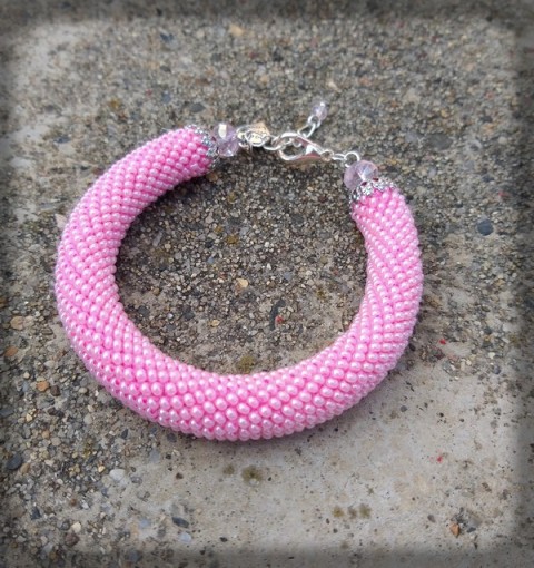 Háčkovaný náramek - růžový šperk náramek korálky doplněk barva růžová háčkování jaro léto barevný dutinka cukrová vata 
