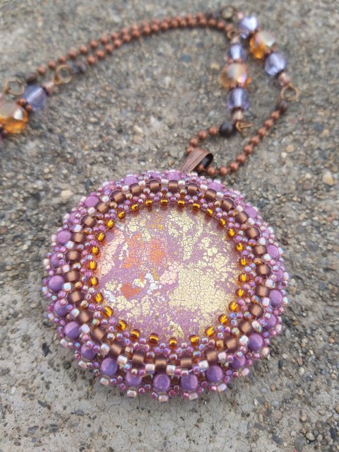 Adriana - náhrdelník-přívěsek šperk náhrdelník přívěsek korálky doplněk levandule květ šeřík měď mandala polymer 