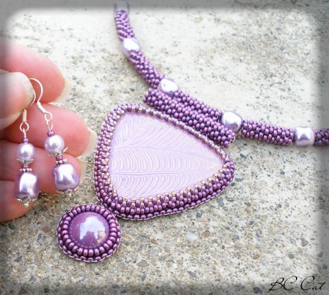 Marion - náhrdelník šperk náhrdelník doplněk šeřík rokajl perly trojúhelník fialka voskovky fimošon 