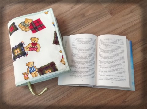 Obal na knihu - medvídci medvídek hračka medvěd obal čtení pohádka dětské kostka plyšák obal na knihu kostkovaný četba 