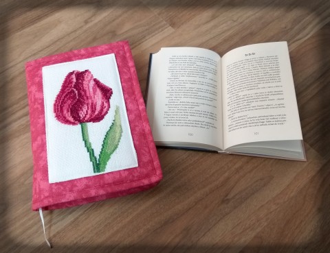 Obal na knihu - tulipán květina obal vyšívání čtení pohádka květ kytka výšivka tulipán obal na knihu četba 