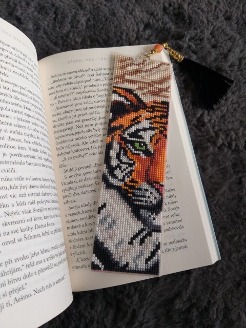 Záložka do knihy - tygr dekorace dárek tygr vyšívání čtení výšivka záložka křížková výšivka záložka do knihy četba 