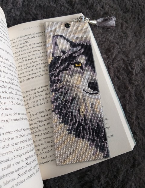 Záložka do knihy - vlk dekorace dárek vlk vyšívání čtení výšivka záložka křížková výšivka záložka do knihy četba 