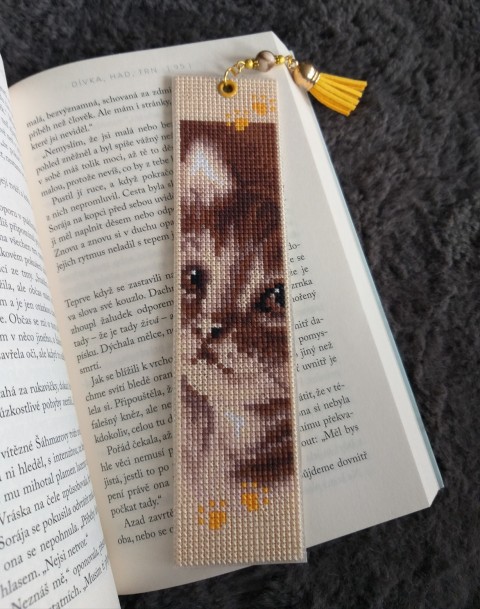 Záložka do knihy - kotě dekorace dárek pes pejsek kočka kočička vyšívání čtení kotě výšivka záložka štěňátko křížková výšivka záložka do knihy četba pejskař štěňě kořátko 
